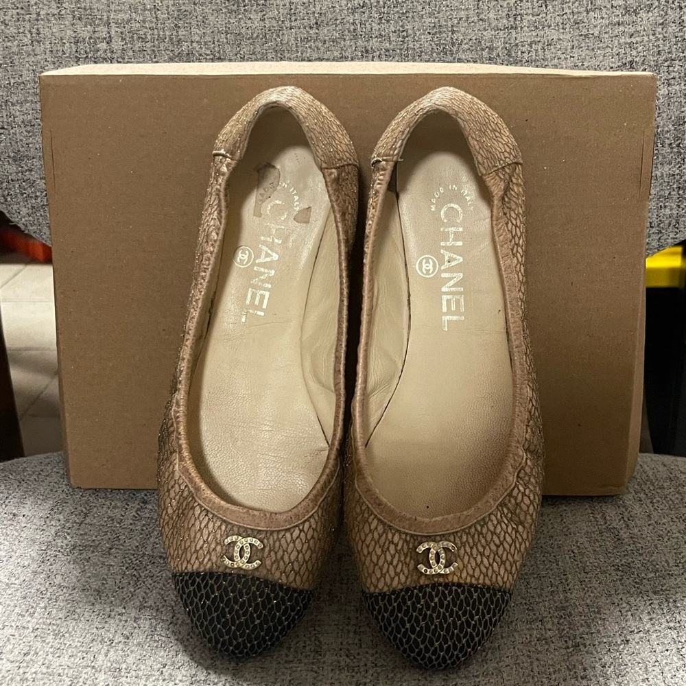 CHANEL Women's Brown and Black Textured Loafers - Picture 2 of 11